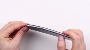 Samsung a UMILIT Apple cu un gadget din 2013. iPhone 6 costa mult, dar rezista putin