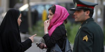 Tinere din Iran nu mai ies din casa de frica atacurilor cu acid. Opt femei au fost desfigurate