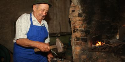 Ultimul fierar din Tara Fagarasului: imblanzeste fierul de 60 de ani si a devenit atractie turistica pentru straini