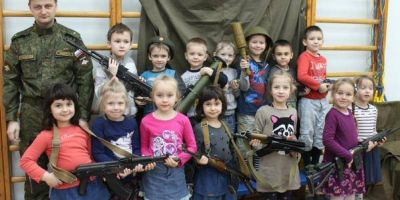 Rusii, pe urmele Statului Islamic, isi invata copiii inca de la gradinita sa umble cu armele