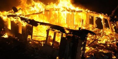 Un barbat din Radauti a dat foc la casa in care locuieste fosta sa sotie impreuna cu cei patru copii
