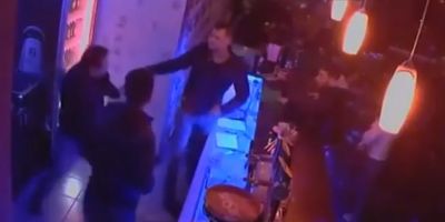 Imagini socante: Patronul unui club de manele din Gorj, batut cu cruzime in propriul local de un condamnat la inchisoare