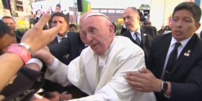 VIDEO Papa Francisc si-a pierdut cumpatul, dupa ce o persoana aproape ca l-a trantit pe un stadion in Mexic
