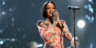 VIDEO Ce artist roman isi doreste Rihanna in deschiderea show-ului din Piata Constitutiei