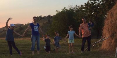 Familia Bodnariu se muta cu toti cei cinci copii in Romania: 