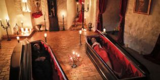 FOTO Doi canadieni au dormit in castelul lui Dracula, care nu a mai gazduit pe nimeni de 70 de ani