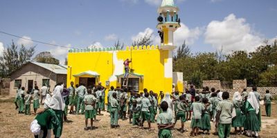 Metoda de combatere a terorismului in Kenya: moscheile si bisericile sunt vopsite in galben