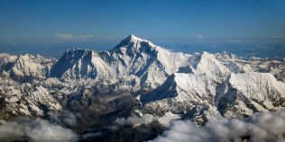 INFOGRAFIE Everestul s-a micsorat si va fi remasurat