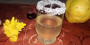 Cum se prepara aromatul lichior de gutui, una dintre cele mai rafinate bauturi romanesti de toamna