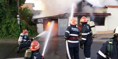 FOTO VIDEO Incendiu de proportii in localitatea Chitila: o persoana grav ranita dupa ce flacarile au cuprins o casa si un centru de incarcat butelii