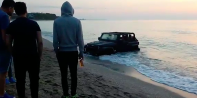 VIDEO Sofer amendat pentru ca a intrat cu Jeep-ul in Marea Neagra