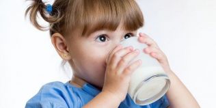 Ce pot pati copiii care nu consuma lapte. Motivele pentru care trebuie sa bea lichidul hranitor zilnic