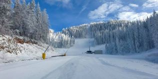 FOTO Start la schi si sanius in Poiana Brasov. Imagini superbe cu statiunea acoperita de zapada