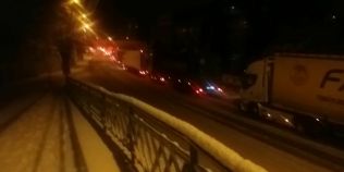 Cod portocaliu de ninsori in nordul judetului Prahova. Camioanele nu mai au voie sa circule pe DN1 chiar daca sunt echipate de iarna