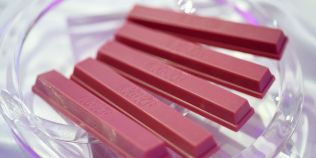 Nestle a scos la vanzare primele produse din cel mai nou tip de ciocolata, de culoare roz